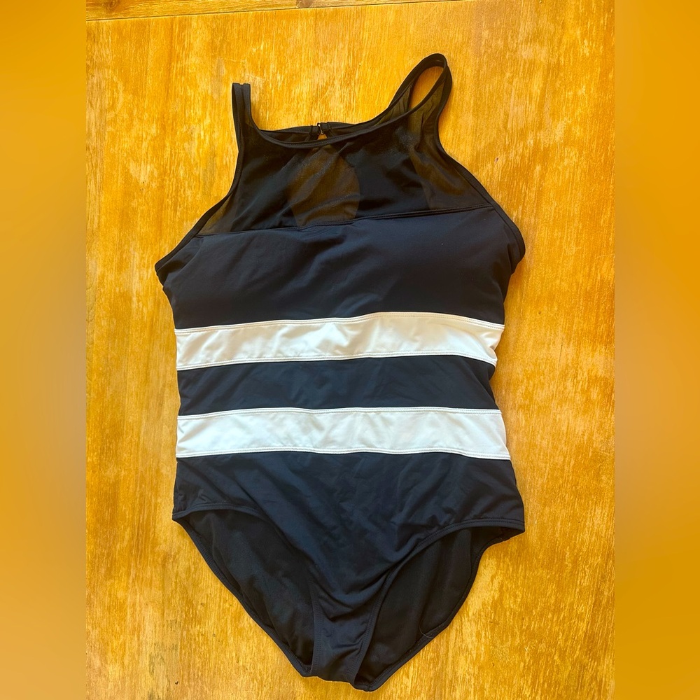 Classy, Flattering Black & White Mesh Liz Claiborne One-Piece Swimsuit Size 14!
